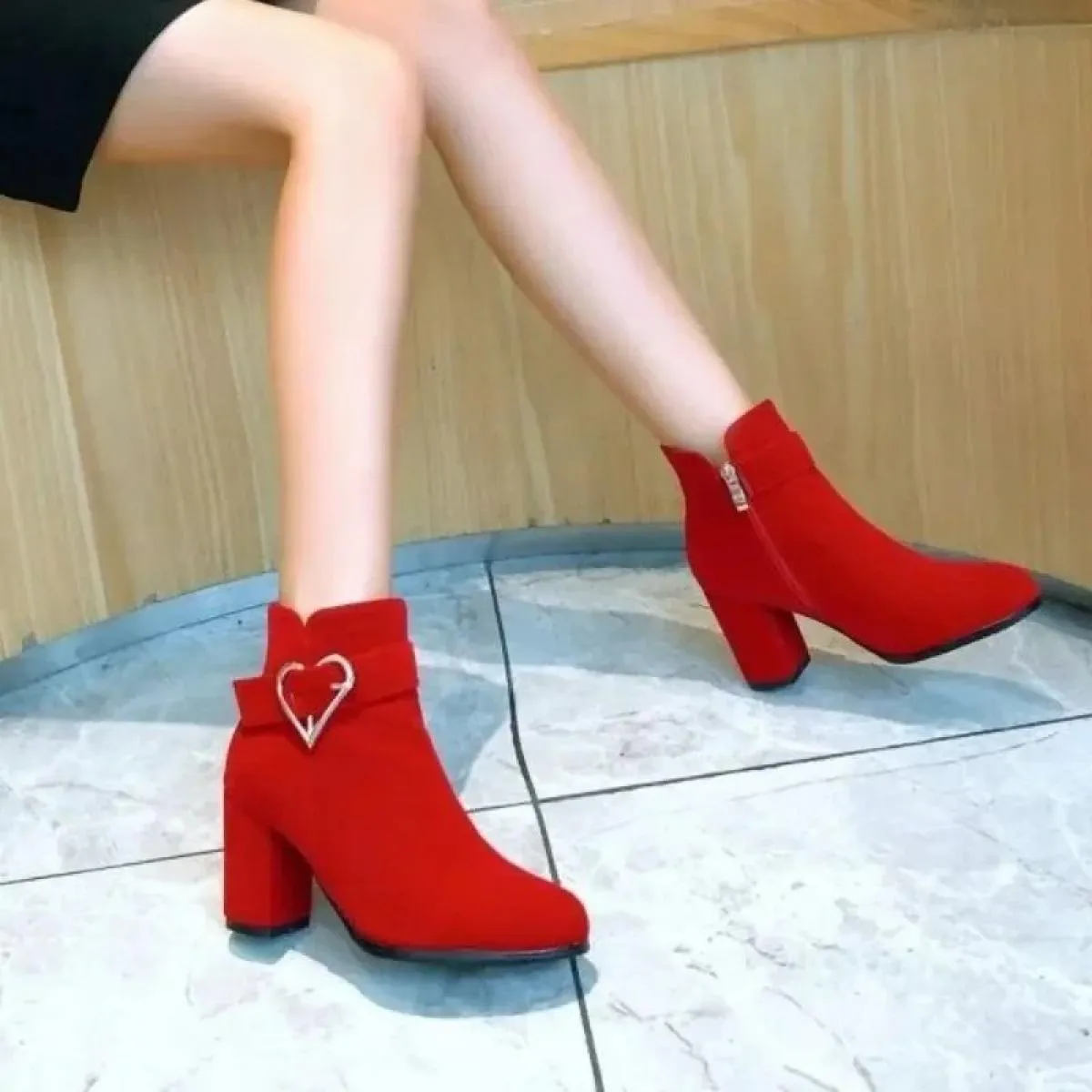 2023 vendita calda scarpe da donna con tacco quadrato stivali moderni alla caviglia in pelle scamosciata di mucca inverno punta