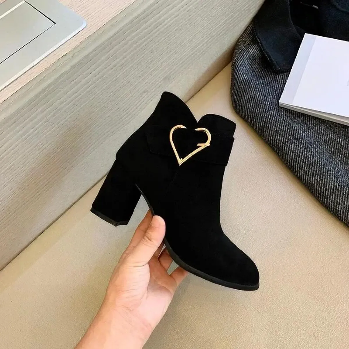 2023 vendita calda scarpe da donna con tacco quadrato stivali moderni alla caviglia in pelle scamosciata di mucca inverno punta