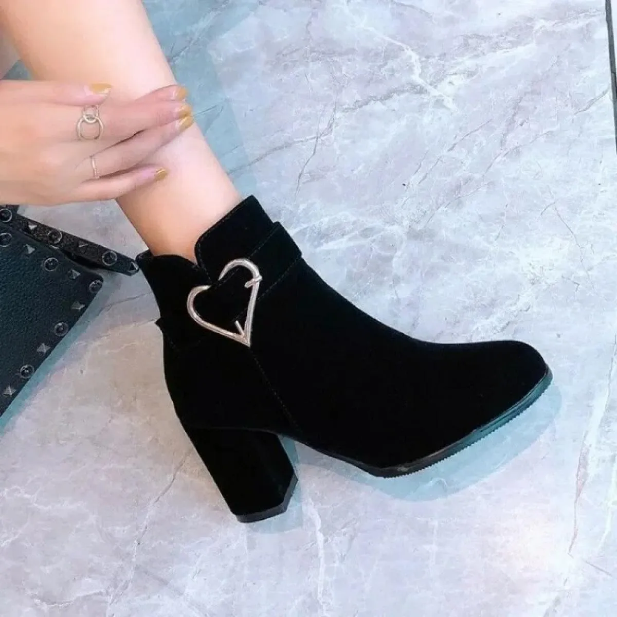 2023 vendita calda scarpe da donna con tacco quadrato stivali moderni alla caviglia in pelle scamosciata di mucca inverno punta