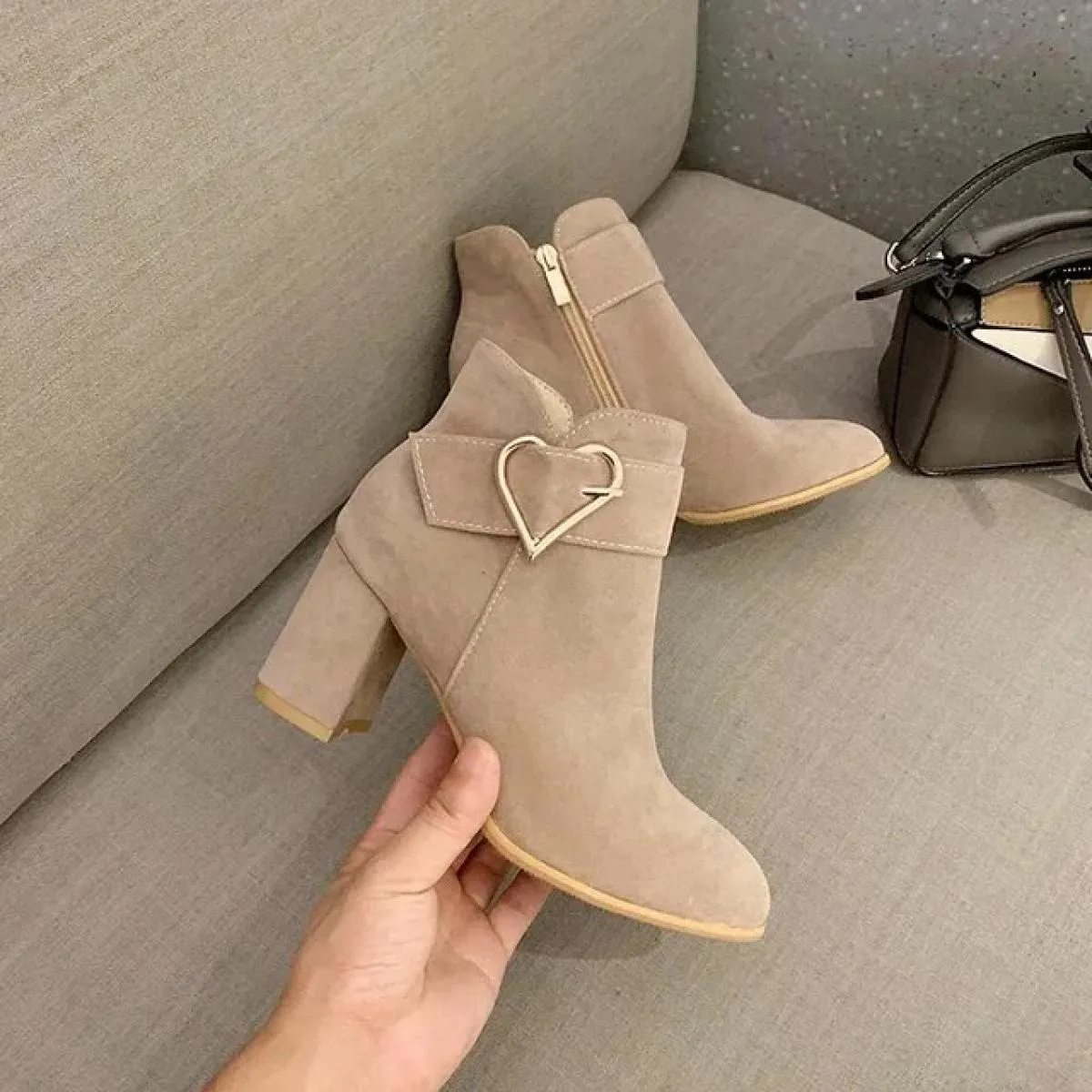 2023 vendita calda scarpe da donna con tacco quadrato stivali moderni alla caviglia in pelle scamosciata di mucca inverno punta