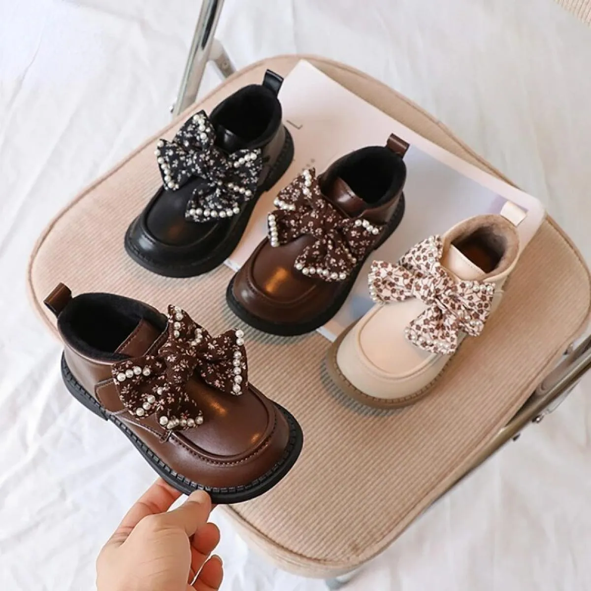 2024 nuovi bambini moda scarpe in pelle Pu ragazze arco perle scarpe da principessa bambini stivali corti casual bambino caldo p