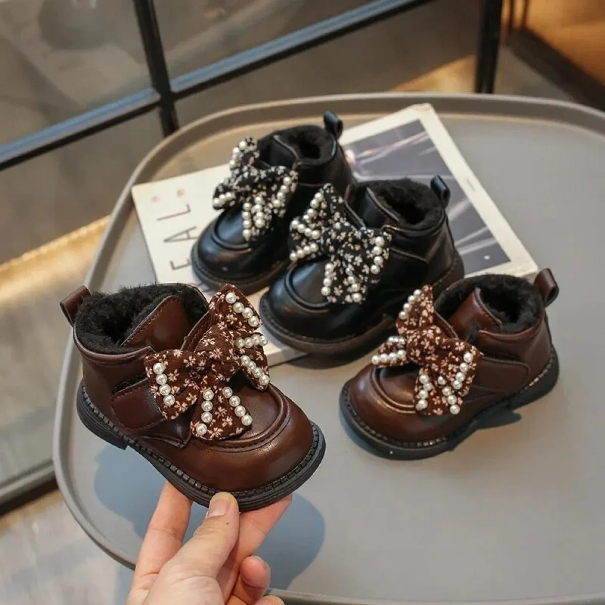2024 nuovi bambini moda scarpe in pelle Pu ragazze arco perle scarpe da principessa bambini stivali corti casual bambino caldo p