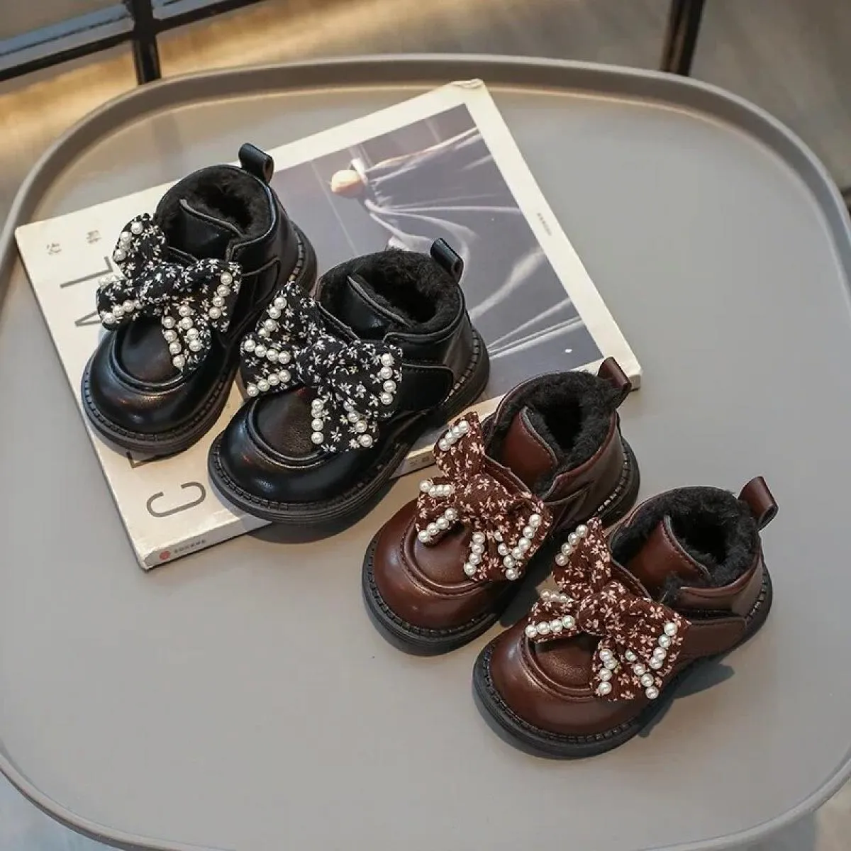 2024 nuovi bambini moda scarpe in pelle Pu ragazze arco perle scarpe da principessa bambini stivali corti casual bambino caldo p