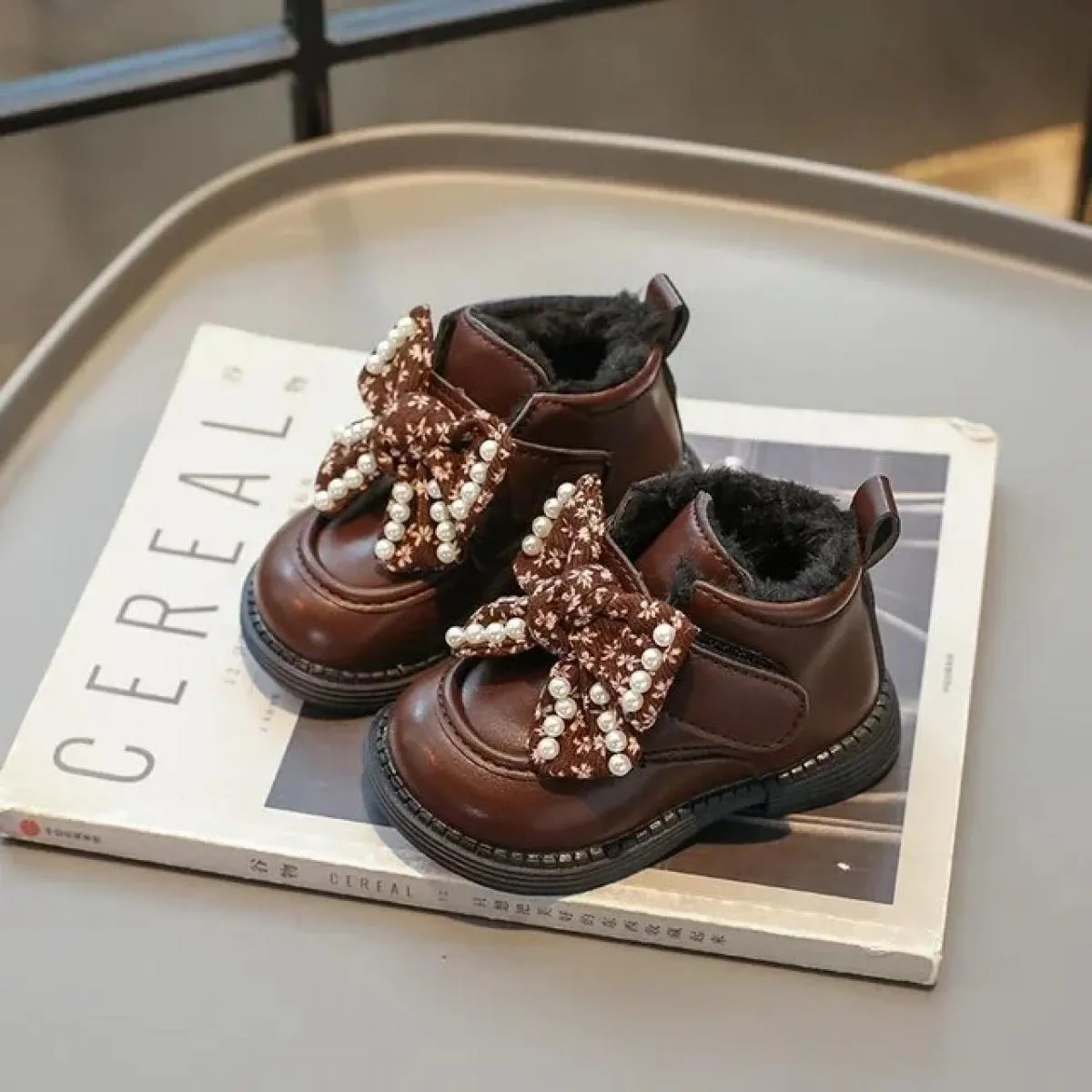 2024 nuovi bambini moda scarpe in pelle Pu ragazze arco perle scarpe da principessa bambini stivali corti casual bambino caldo p