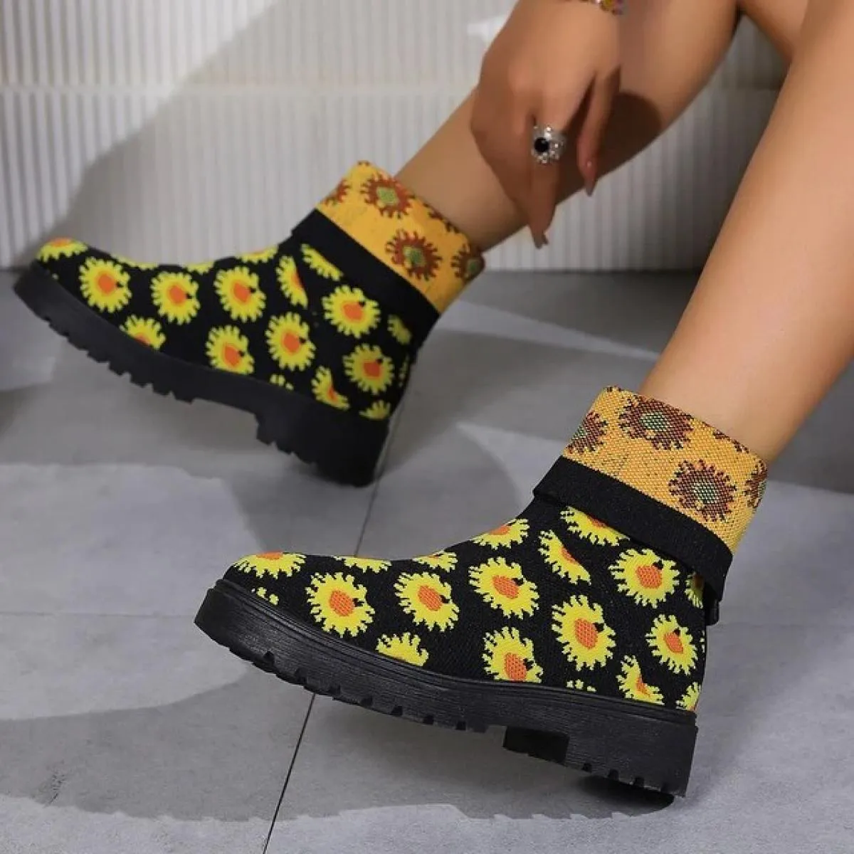 2024 Scarpe calde di vendita per le donne Slip On Stivali da donna di moda Classici traspiranti Punta rotonda Tacco quadrato con