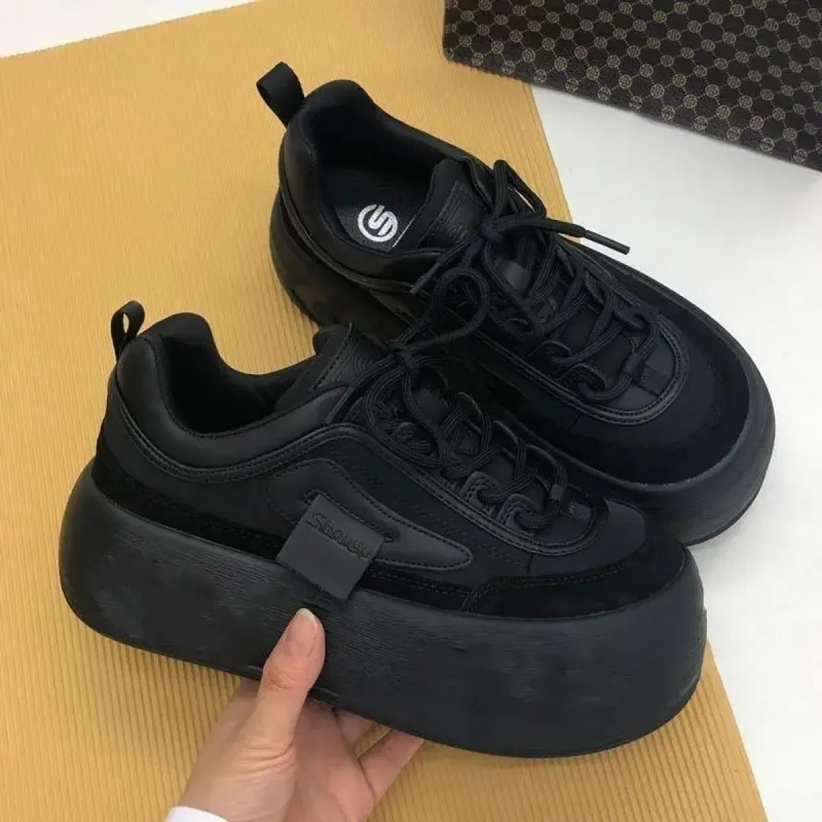 2024 Scarpe da ginnastica robuste invernali femminili Calde scarpe vulcanizzate casual da donna Stivali con plateau alti Moda La