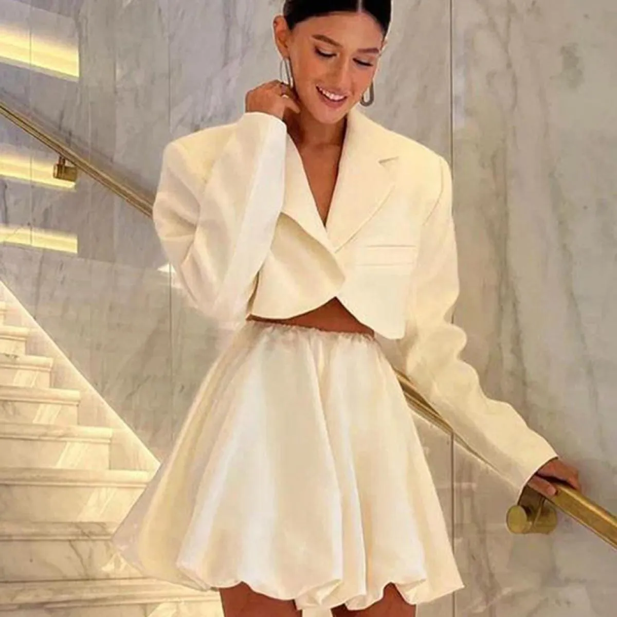 Clacive Gonna da donna in raso beige casual Elegante minigonna a vita alta Gonna a pieghe a pieghe moda femminile