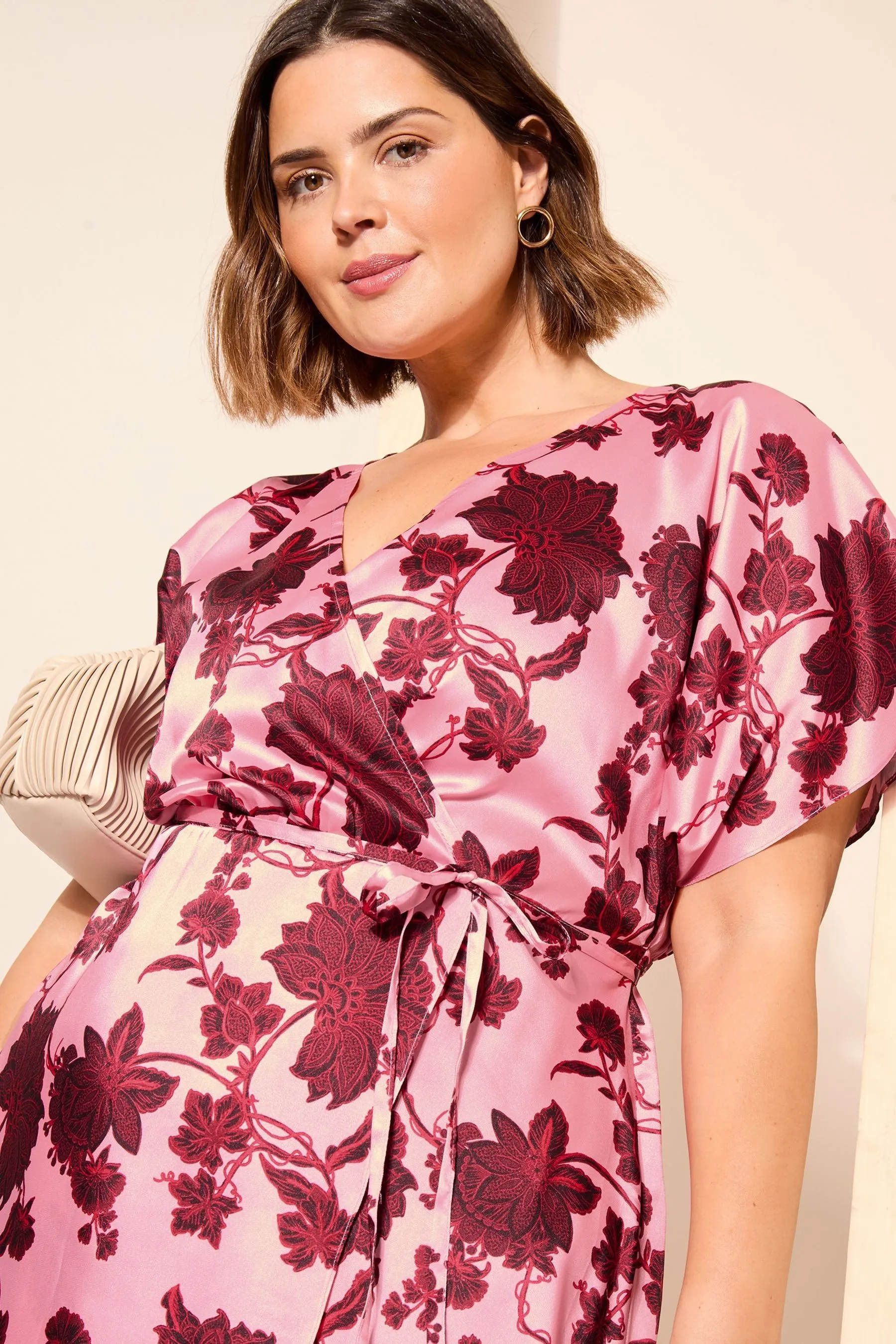 Curves Like These Satin - Abito midi a portafoglio con maniche a volant