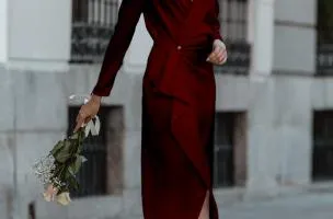 Elegante abito a portafoglio e balze Brynlee, bordeaux