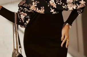 Elegante abito midi con stampa floreale e scollo incrociato Xarema, nero