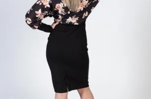 Elegante abito midi con stampa floreale e scollo incrociato Xarema, nero