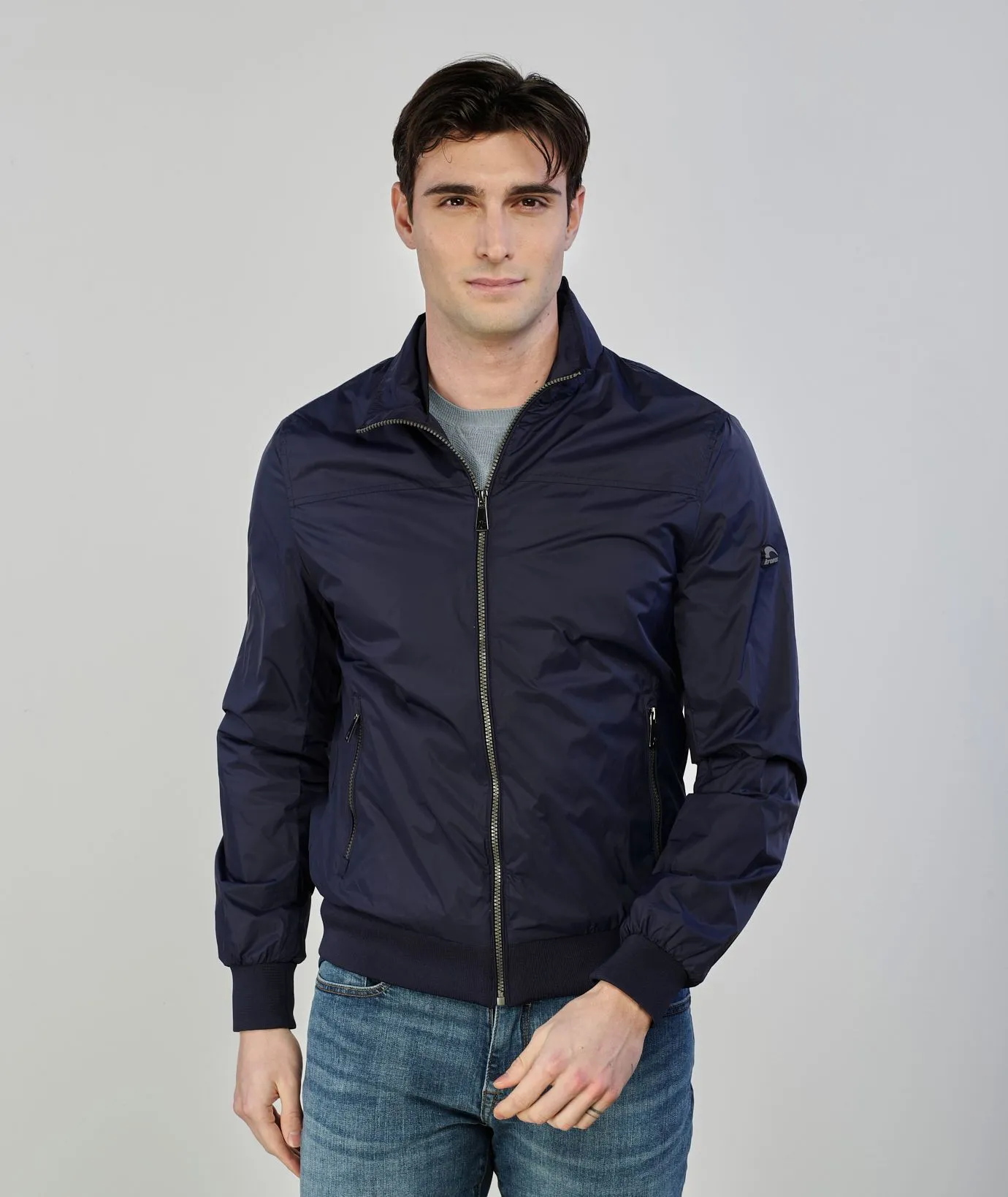 Giacca antivento blu con tasche e zip