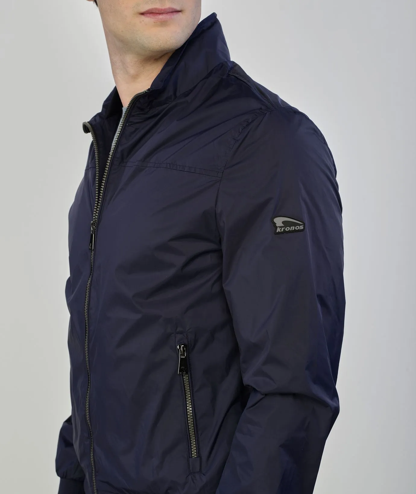 Giacca antivento blu con tasche e zip