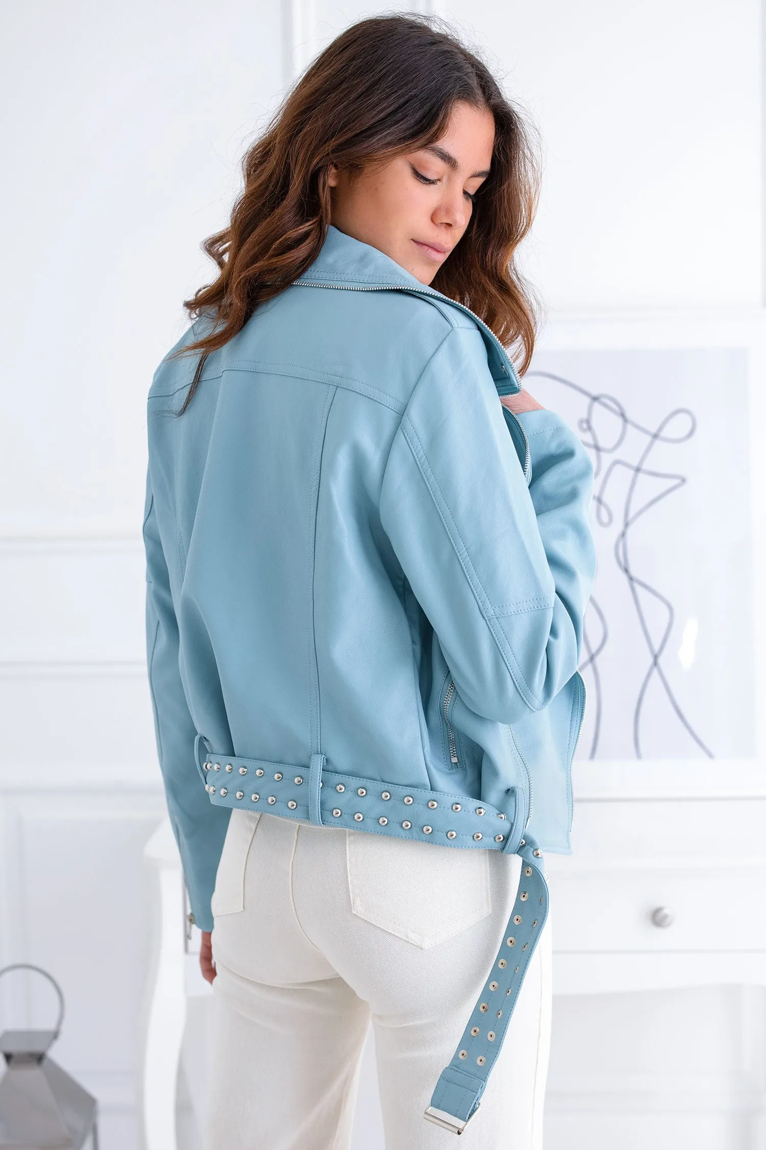 Giacca biker azzurra con borchie