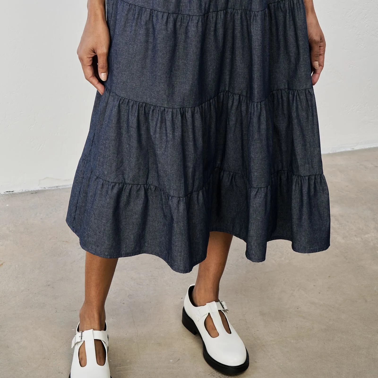 Gonna midi blu in denim con balze
