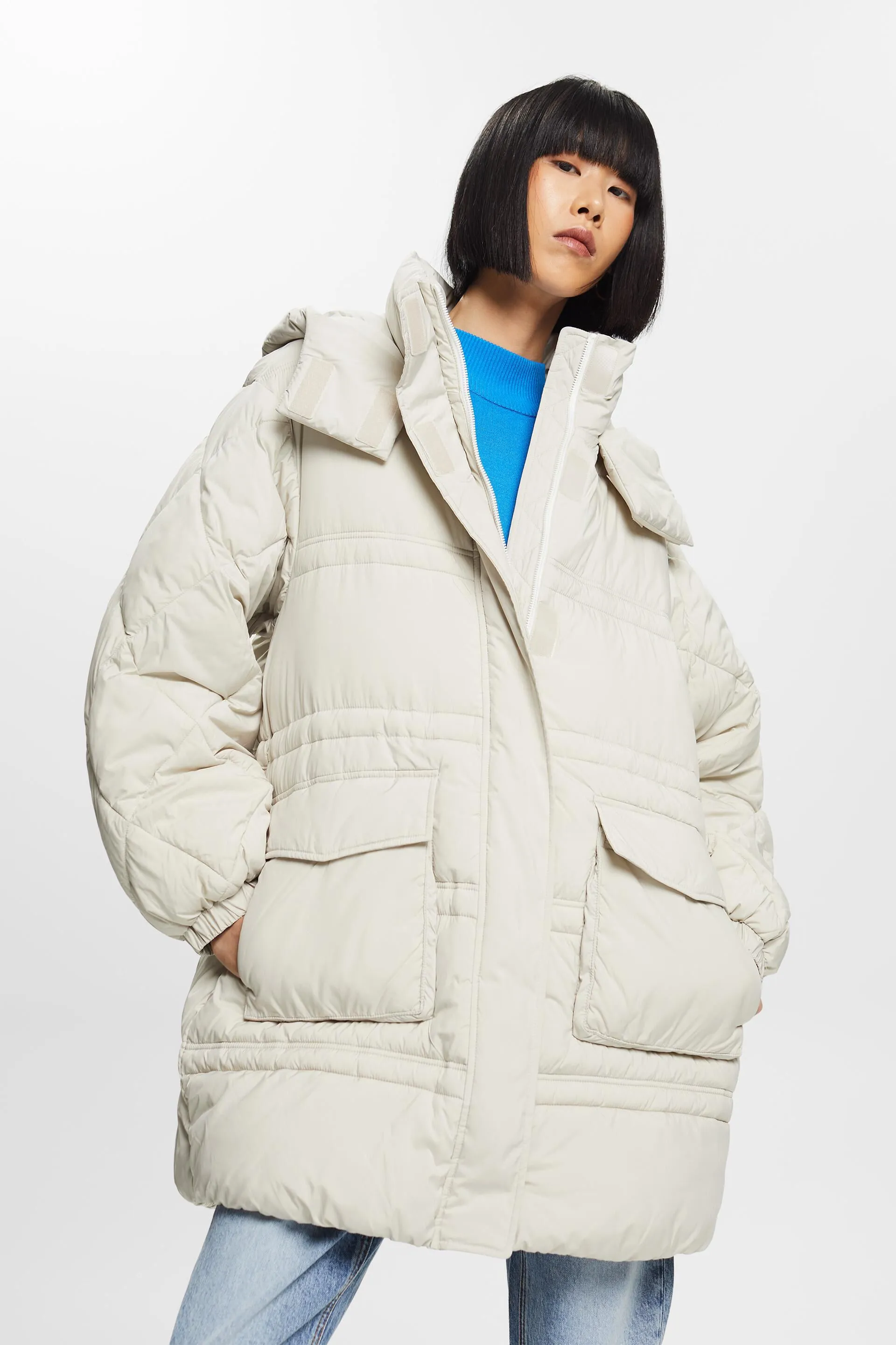 In materiale riciclato: cappotto trapuntato con cappuccio