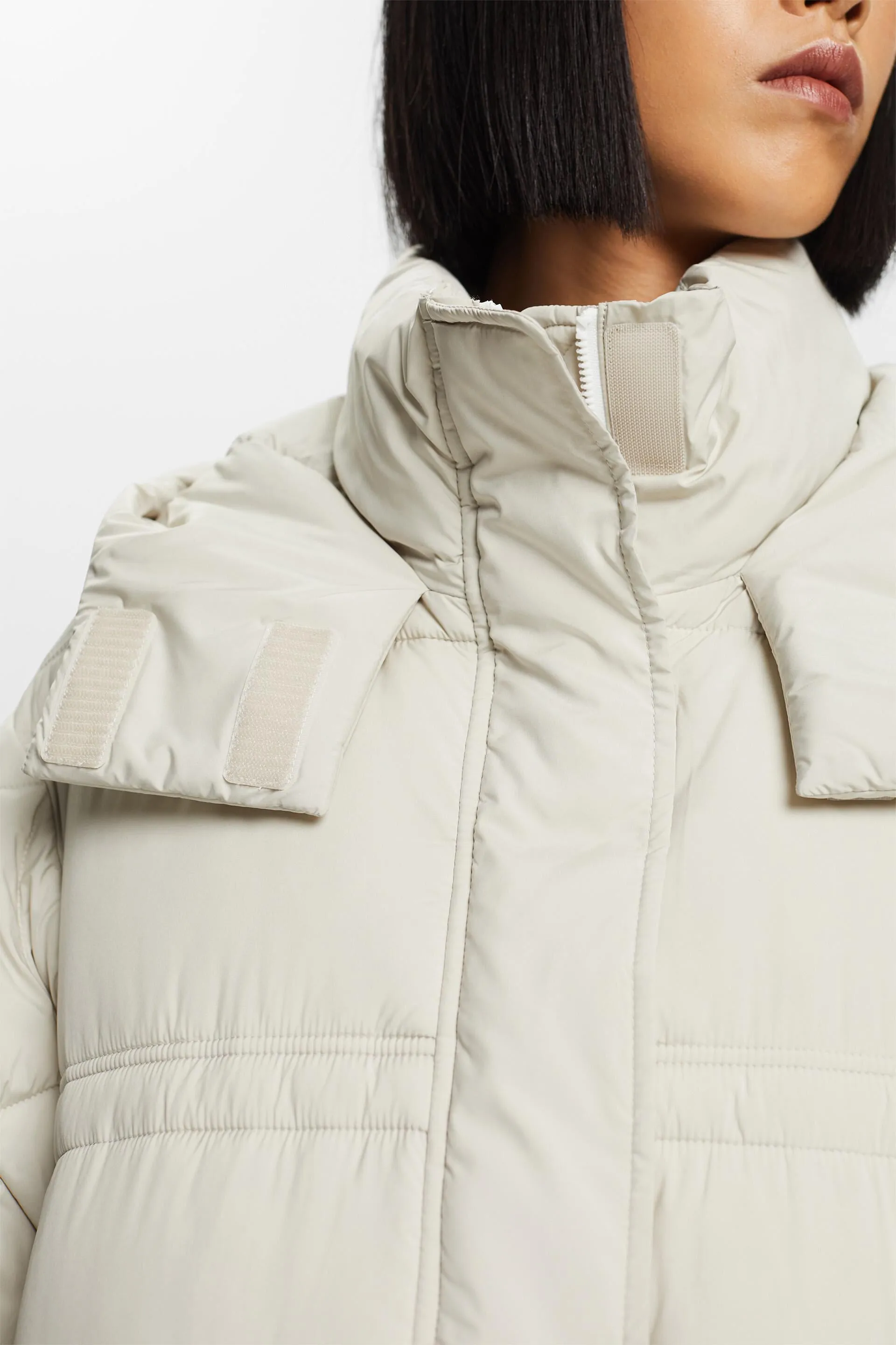 In materiale riciclato: cappotto trapuntato con cappuccio