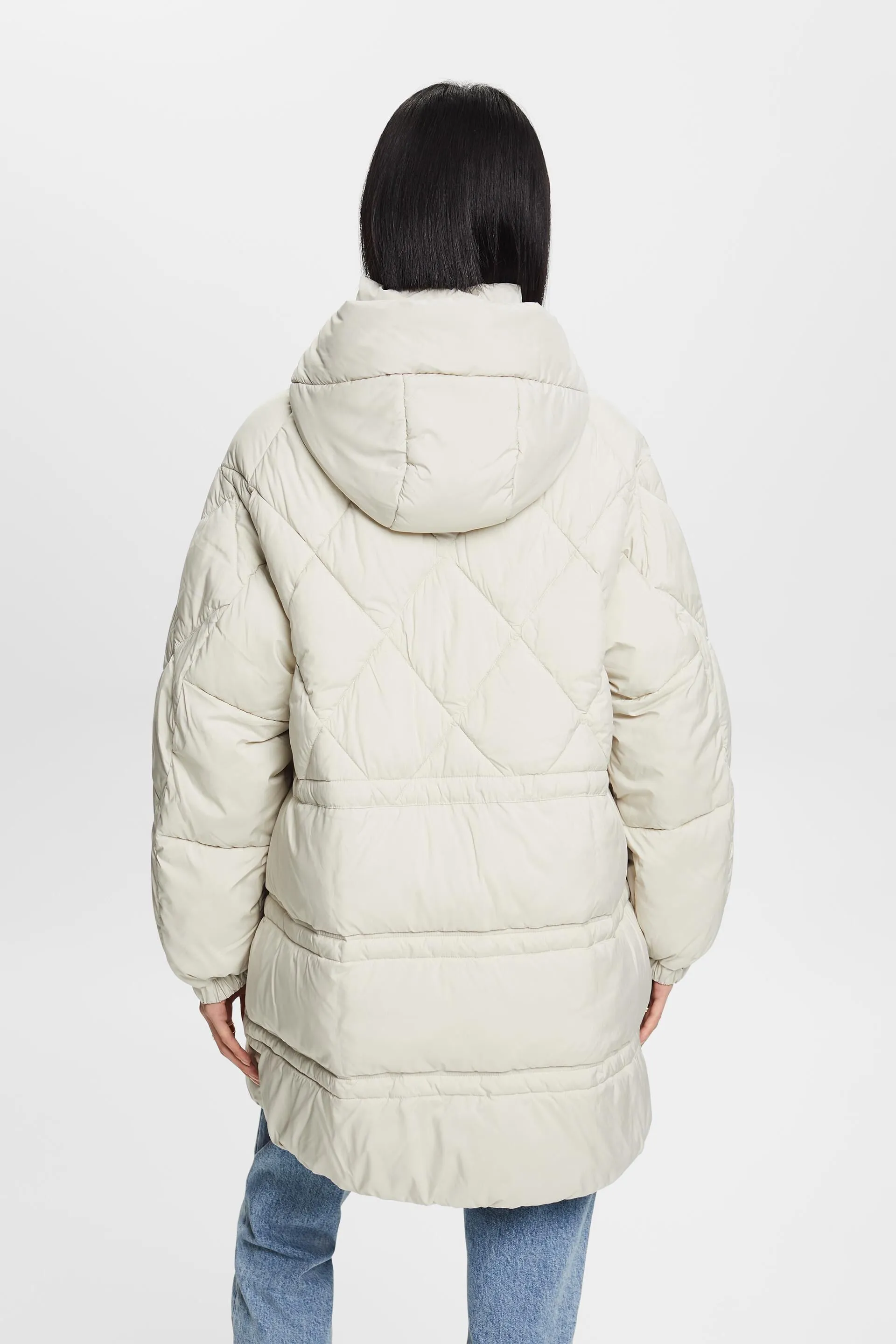 In materiale riciclato: cappotto trapuntato con cappuccio