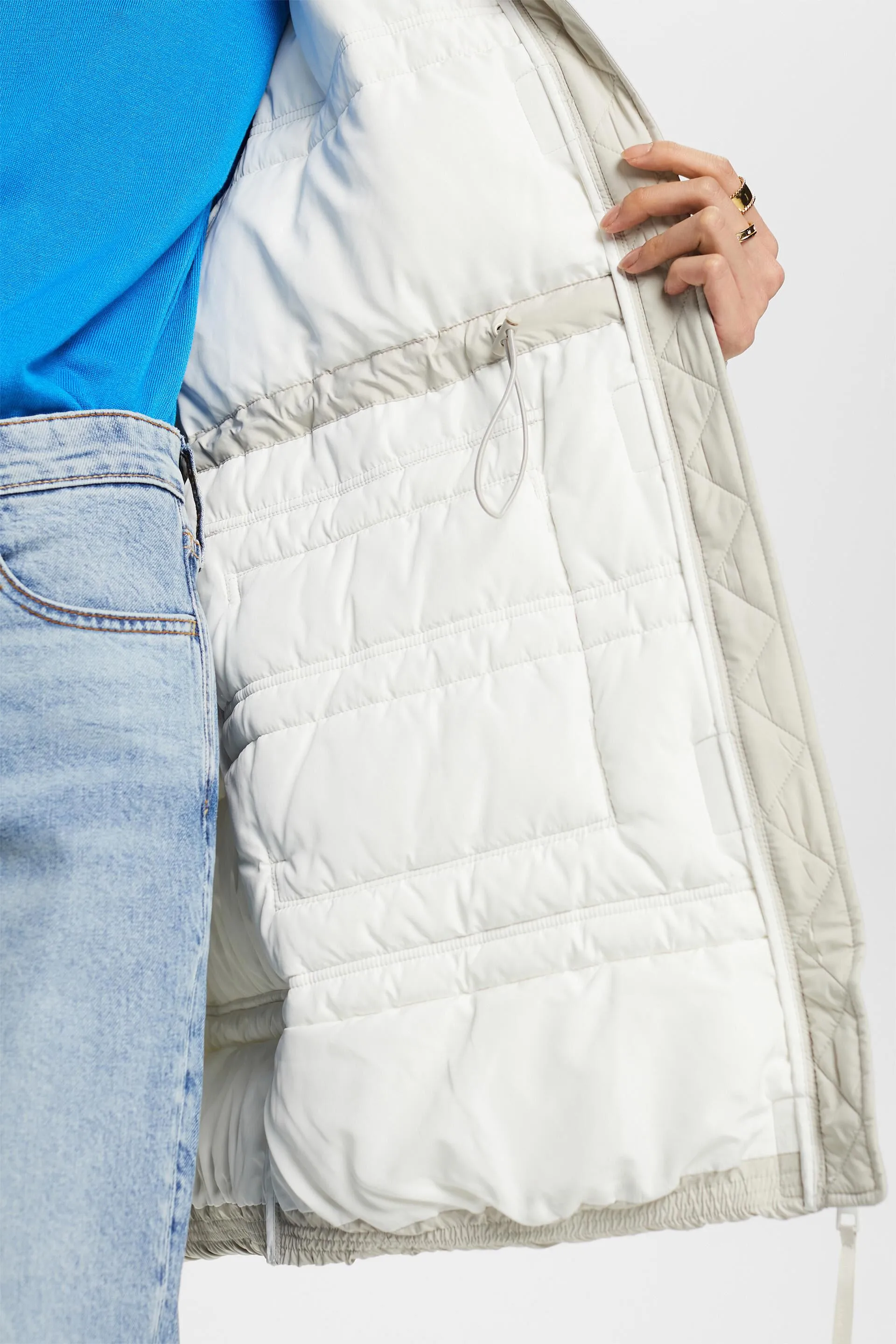 In materiale riciclato: cappotto trapuntato con cappuccio