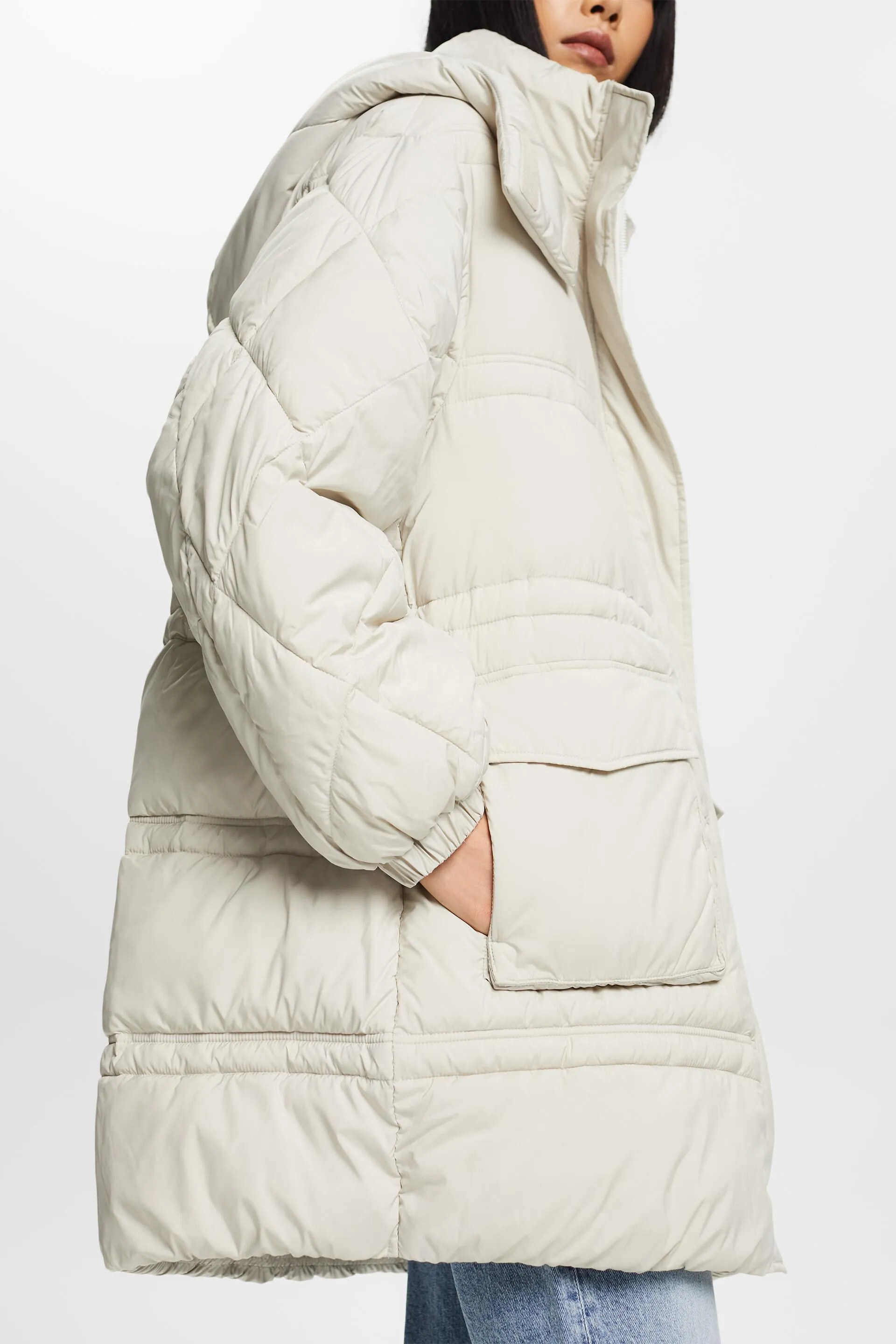 In materiale riciclato: cappotto trapuntato con cappuccio
