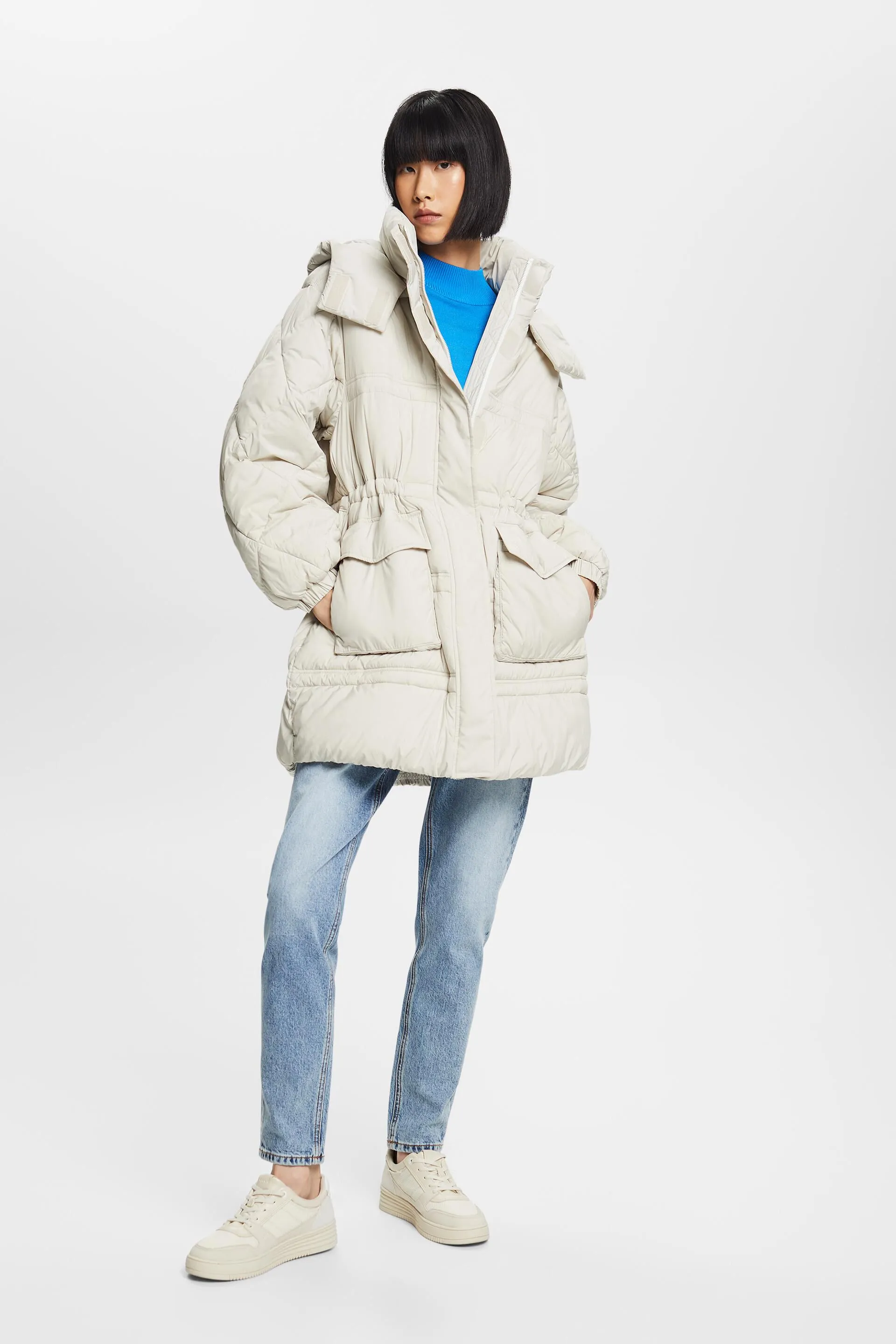 In materiale riciclato: cappotto trapuntato con cappuccio
