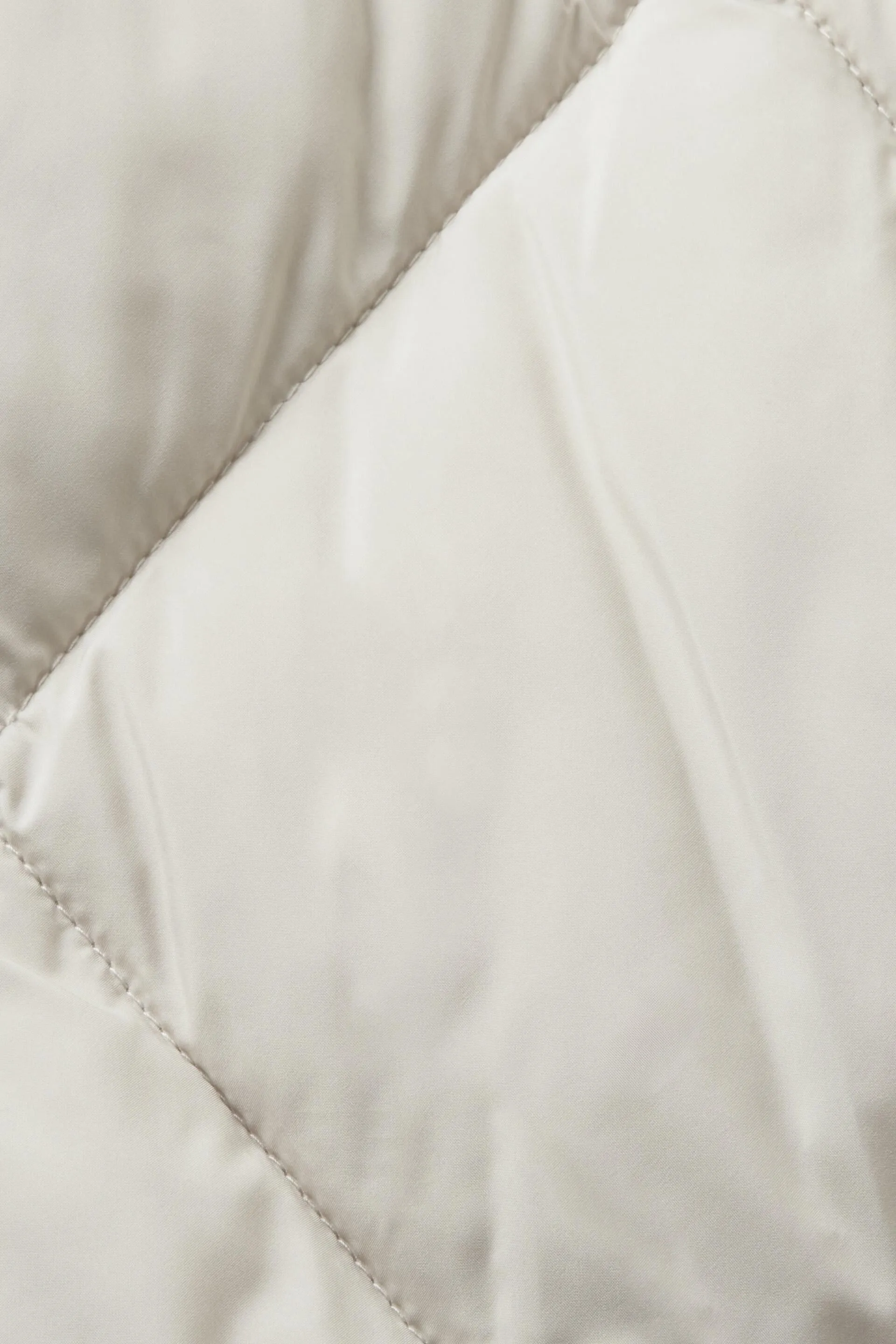 In materiale riciclato: cappotto trapuntato con cappuccio