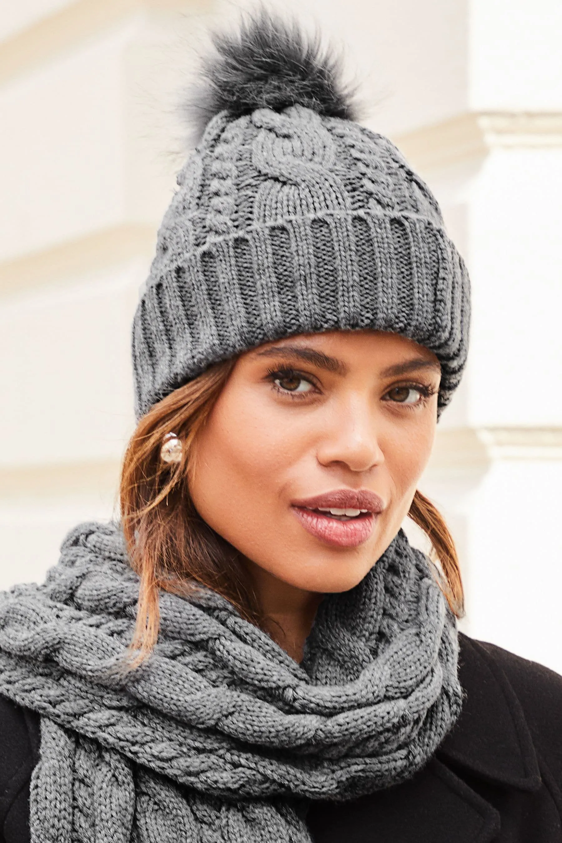 Lipsy Cappello comodo in maglia con pompon in pelliccia sintetica