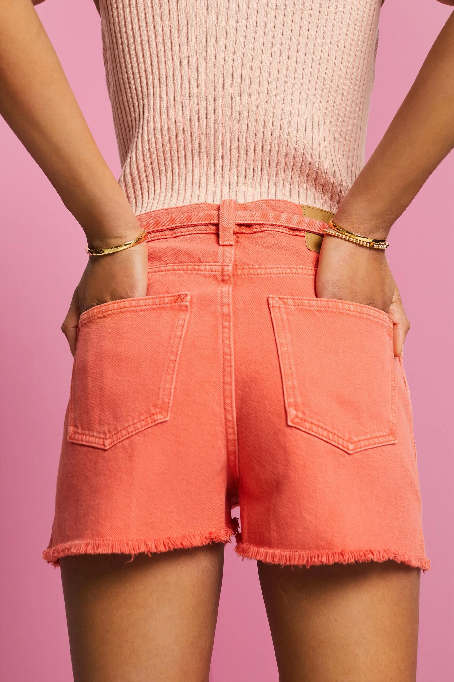 Pantaloncini di jeans a vita alta con cintura da annodare