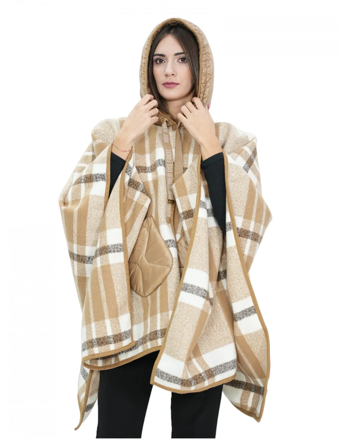 Poncho mantella in lana con inserti in piumino marrone fantasia a quadri con cappuccio e chiusura bottoni tasche esterne 