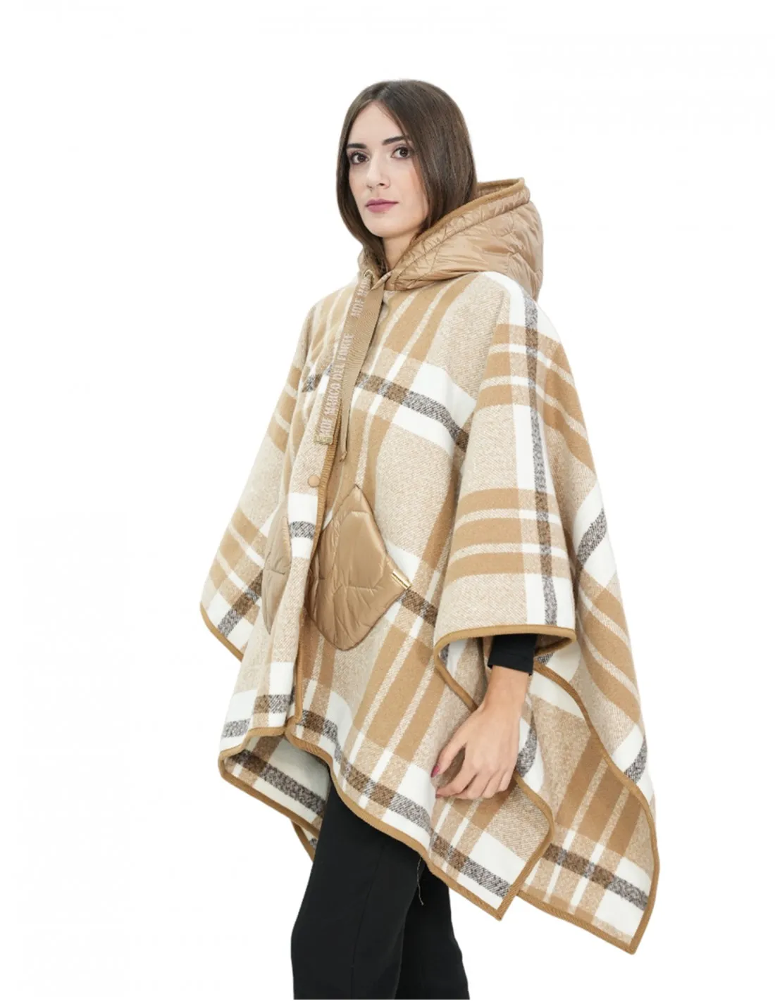 Poncho mantella in lana con inserti in piumino marrone fantasia a quadri con cappuccio e chiusura bottoni tasche esterne 