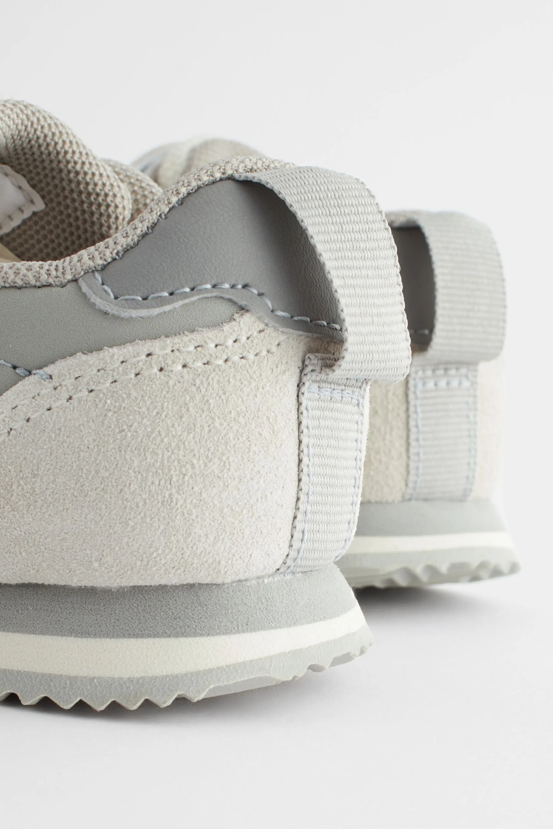 Scarpe da ginnastica con due cinturini    