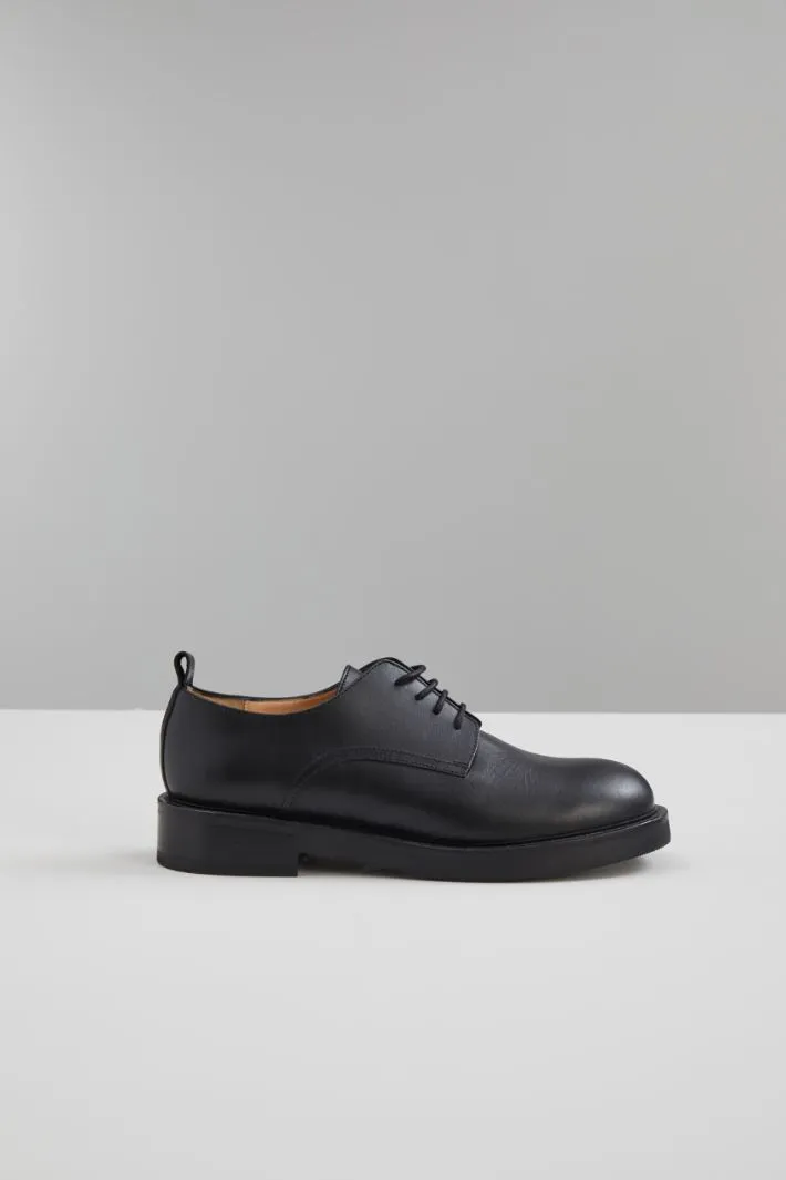 Stringate in pelle