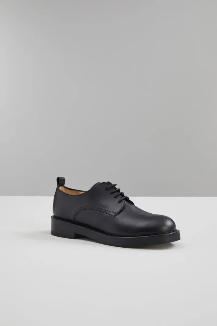 Stringate in pelle