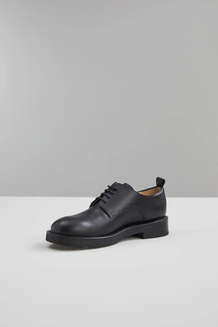 Stringate in pelle