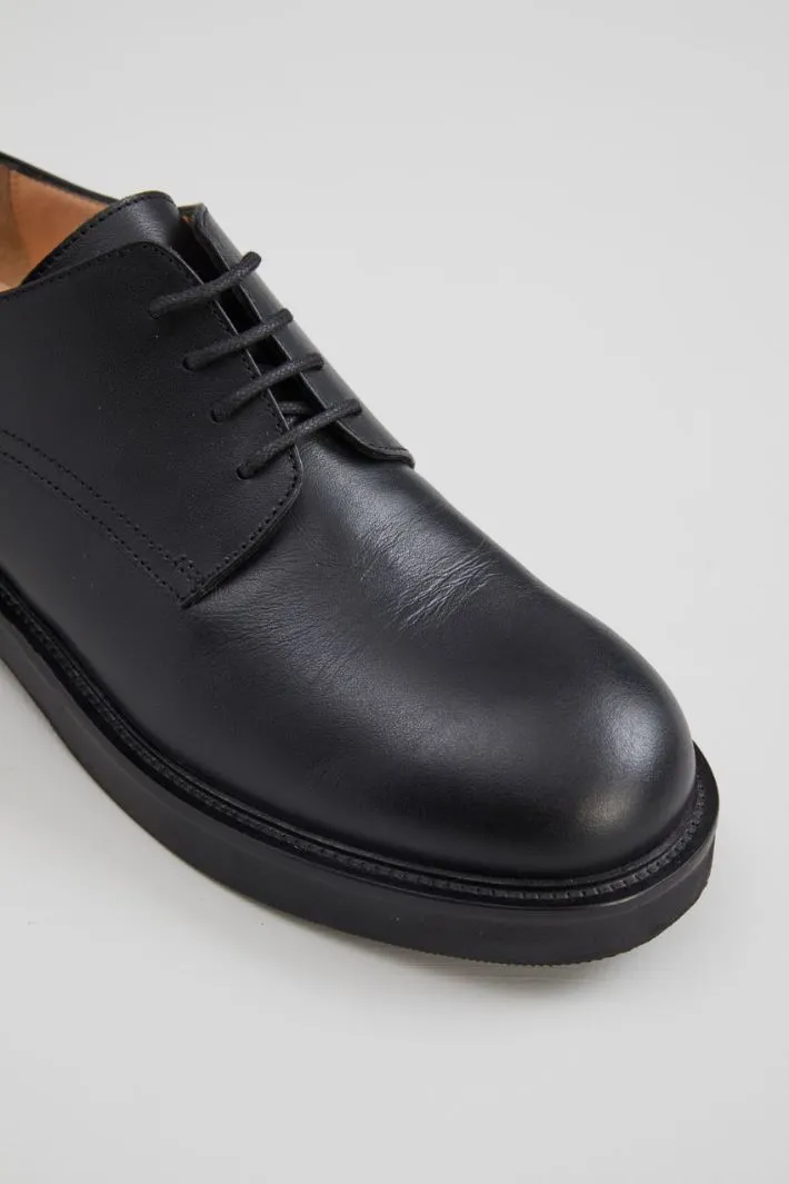 Stringate in pelle